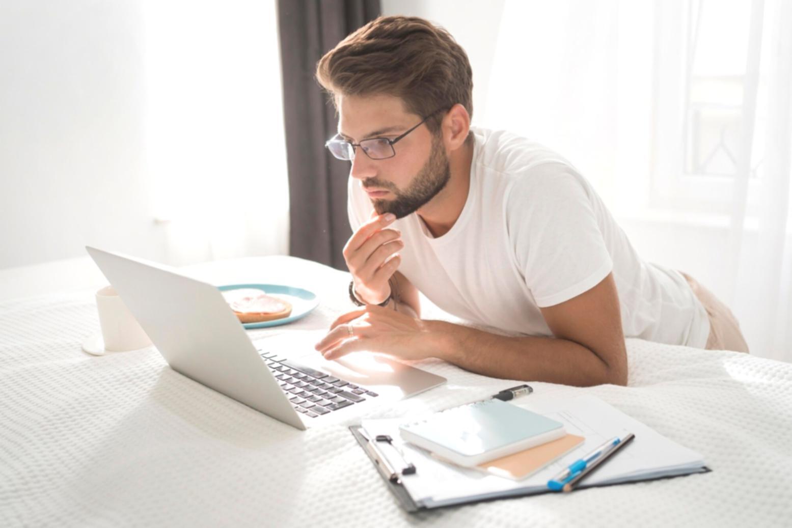 Sesión de análisis financiero con documentos y calculadora
